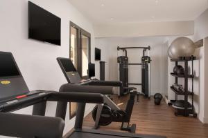 The fitness centre and/or fitness facilities at NH Catania Centro