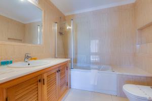 Um banheiro em The View – Santo António Villas, Golf & Spa