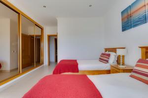 Cama ou camas em um quarto em The View – Santo António Villas, Golf & Spa
