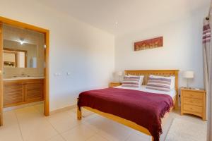 Cama ou camas em um quarto em The View – Santo António Villas, Golf & Spa