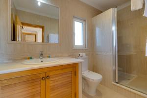 Um banheiro em The View – Santo António Villas, Golf & Spa