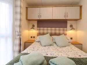 Postel nebo postele na pokoji v ubytování Kingfisher Lodge 36