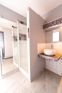 a bathroom with a sink and a shower at Vue imprenable - Garage privé in Rennes