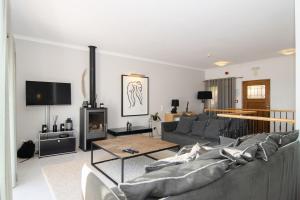 Uma TV ou centro de entretenimento em The View – Santo António Villas, Golf & Spa