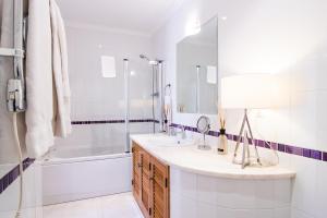 Um banheiro em The View – Santo António Villas, Golf & Spa