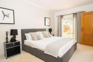 Cama ou camas em um quarto em The View – Santo António Villas, Golf & Spa