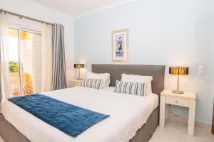 Cama ou camas em um quarto em The View – Santo António Villas, Golf & Spa