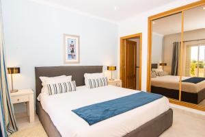 Cama ou camas em um quarto em The View – Santo António Villas, Golf & Spa