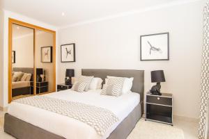 Cama ou camas em um quarto em The View – Santo António Villas, Golf & Spa