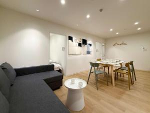 Posezení v ubytování b hotel Nikkei Central 3BR Apt Close to Shopping & Dining