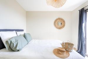 a bedroom with a bed with hats on it at Maison Venitia in Beaumes-de-Venise +25 photos