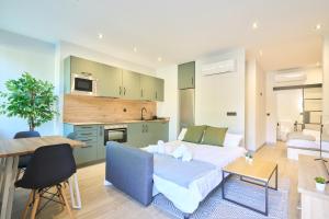 un soggiorno con divano e cucina di Alojamiento Centro Histórico Universidad S15 a Salamanca