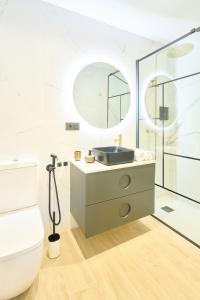 un bagno con lavandino e WC di Alojamiento Centro Histórico Universidad S15 a Salamanca