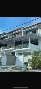 un condominio bianco con balconi e un cestino di Homestay Balik Pulau Private Room a Balik Pulau