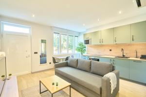 un soggiorno con divano e cucina di Alojamiento Centro Histórico Universidad S15 a Salamanca