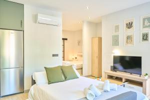 una camera con letto bianco e TV a schermo piatto di Alojamiento Centro Histórico Universidad S15 a Salamanca Altre 12 foto