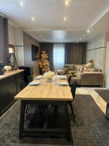 a living room with a table and a couch at Willy coccon d'amour in Sanary-sur-Mer