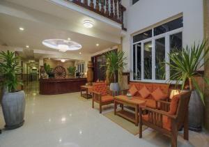 un hall avec des canapés et des plantes dans un bâtiment dans l'établissement Punleu Raksmey Boutique, à Phumĭ Ta Phŭl 40 autres photos