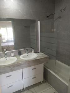 łazienka z dwiema umywalkami i prysznicem w obiekcie Appartement Penthouse II 15 - 5 w mieście Mijas Costa