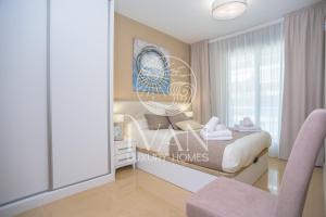 a bedroom with a bed and a window at Casa Mariposa Ivan Luxury Homes 3ªPlta Norte 1ªLínea in Oropesa del Mar +17 photos