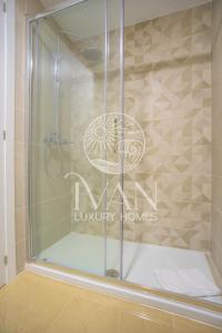 a shower with a glass door in a bathroom at Casa Mariposa Ivan Luxury Homes 3ªPlta Norte 1ªLínea in Oropesa del Mar