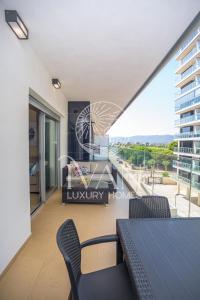 a room with a balcony with a table and chairs at Casa Mariposa Ivan Luxury Homes 3ªPlta Norte 1ªLínea in Oropesa del Mar