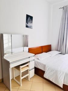 a bedroom with a desk and a bed at Cozy Homes in Nairobi +8 photos
