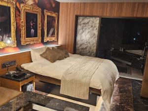 Кровать или кровати в номере HOTEL The KAISER -全室人工ラドン温泉-