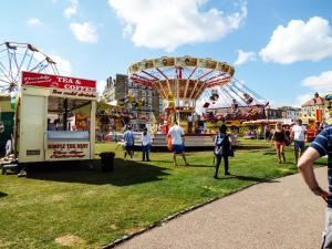 Un gruppo di persone che camminano per un luna park di The Devonhurst a Broadstairs