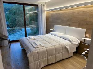una camera da letto con un letto grande e una grande finestra di Poderi S Luca ad Alba