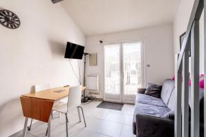 ポルニックにあるM9107 - Domaine, Maison 4 Persのソファとテーブルのあるリビングルーム