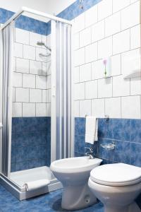 niebiesko-biała łazienka z toaletą i umywalką w obiekcie Hotel Belvedere w mieście Canicattì