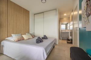Giường trong phòng chung tại Le Calypso B01 - Climatisé avec vue mer
