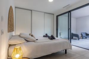 Giường trong phòng chung tại Le Calypso B01 - Climatisé avec vue mer