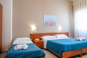 2 łóżka w pokoju hotelowym z ręcznikami w obiekcie Hotel Belvedere w mieście Canicattì