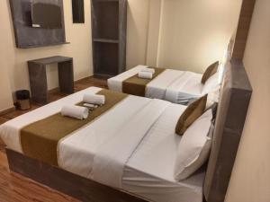 Postel nebo postele na pokoji v ubytování Hotel Crystal Goregaon West Link Road, Mumbai