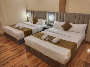 Postel nebo postele na pokoji v ubytování Hotel Crystal Goregaon West Link Road, Mumbai