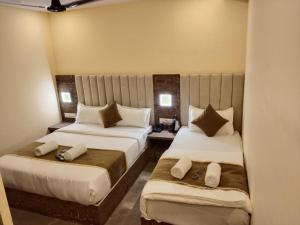 Postel nebo postele na pokoji v ubytování Hotel Crystal Goregaon West Link Road, Mumbai
