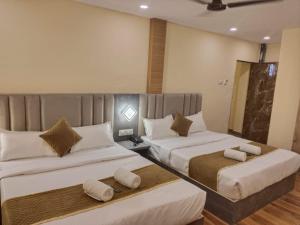 Postel nebo postele na pokoji v ubytování Hotel Crystal Goregaon West Link Road, Mumbai