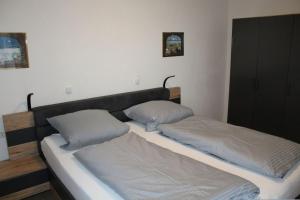 deux lits jumeaux dans une chambre avec dans l'établissement Ferienhaus Nr 134, Kategorie Komfort, Feriendorf Hochbergle, Allgäu, à Lechbruck am See