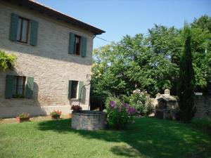 佩萨罗Romantico tramonto的房子前面的花园，种满鲜花