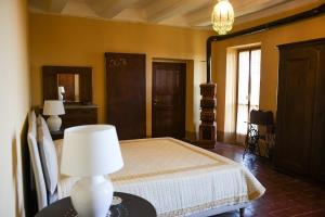 佩萨罗Romantico tramonto的一间卧室配有一张床和一张桌子上的台灯