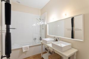 Koupelna v ubytování Maison Trégain - Grand Jardin et Terrasse + 13 fotografií