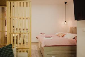 Ένα ή περισσότερα κρεβάτια σε δωμάτιο στο Stylish town centre apartment MariRoza