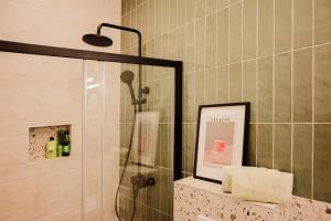 Ένα μπάνιο στο Stylish town centre apartment MariRoza