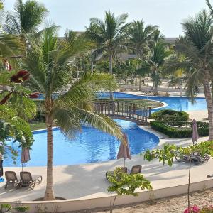 サラーラにあるGarden Villa - Hawana Salalahのリゾートのプールの景色を望めます。