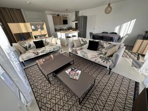 Una sala de estar con dos sofás y una mesa. en La villa caroline, en Léon 17 fotos más