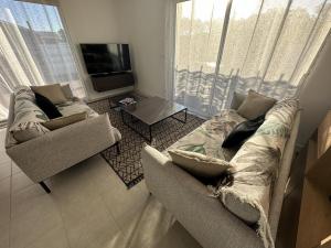 una sala de estar con un sofá y una mesa en La villa caroline, en Léon