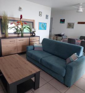 Beau T3 Litchi vue océan piscine的休息区