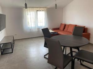 a living room with a table and a couch at Apartman Tamaris in Vir
